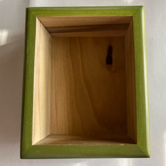 Gorgeous Hand Painted Calla Lily Green Wooden Trinket Box EUC - Picture 9 of 13